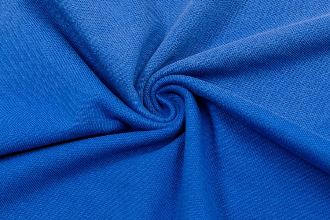 P220 CHROME HEARTS LoGo is fashionable and elegant, with dropped shoulders. The fabric is made of 26s double-yarn combed cotton compact spinning yarn with a weight of 280. It is matched with 1*1 Salona rib. The fabric is fermented and has a loose fit. Color: blue (washed with holes) size: S～XXL